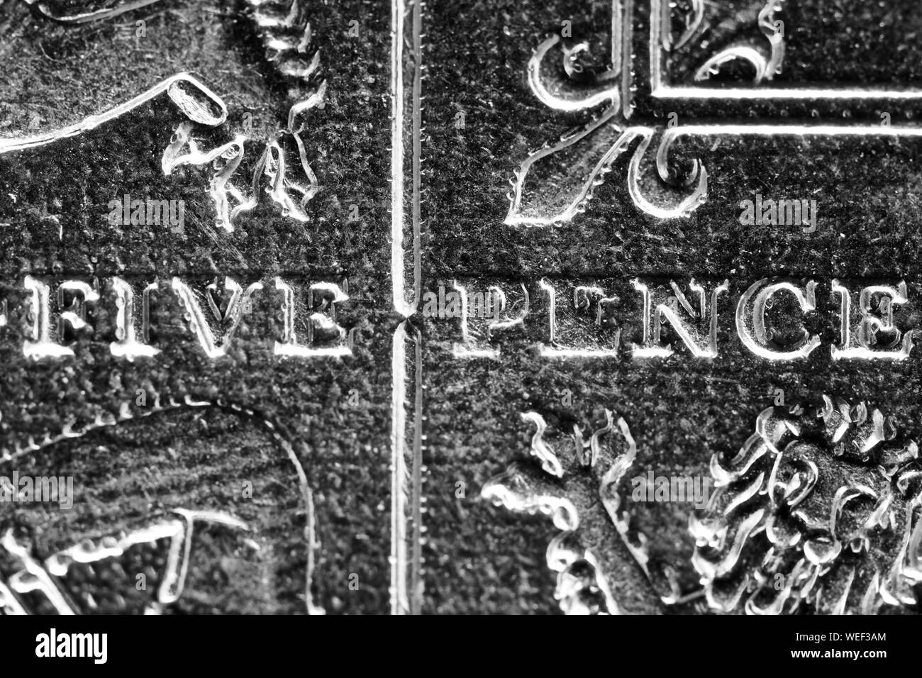 Primo piano del lato inverso del 2008 cinque pence coin che mostra un segmento del Royal scudo progettata da Matthew Dent Foto Stock