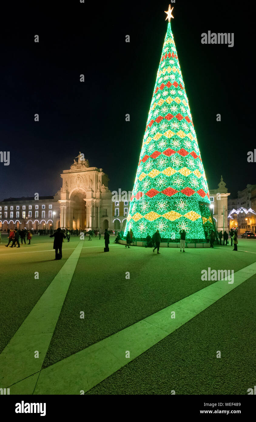Lisbona albero di Natale di notte, Praca do Comercio (Terreiro do Paco), Lisbona, Portogallo Foto Stock