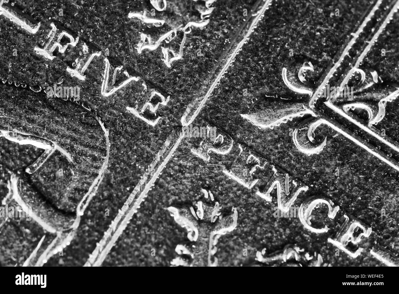 Primo piano del lato inverso del 2008 cinque pence coin che mostra un segmento del Royal scudo progettata da Matthew Dent Foto Stock