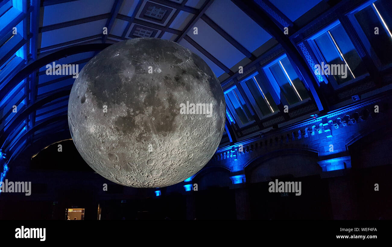 Modello di luna per il cinquantesimo anniversario della prima missione con equipaggio di terra sulla luna, il 20 luglio 1969 - Il Museo di Storia Naturale di Londra. . Sette metr Foto Stock