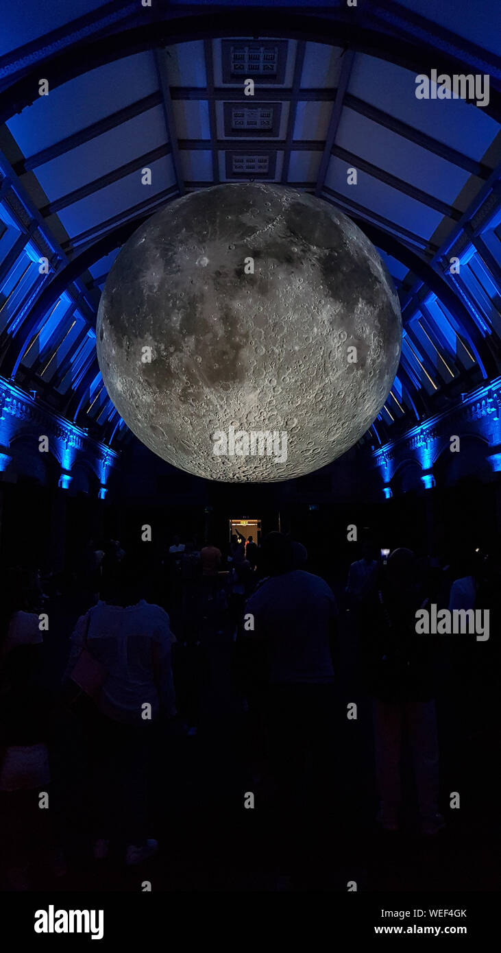 Modello di luna per il cinquantesimo anniversario della prima missione con equipaggio di terra sulla luna, il 20 luglio 1969 - Il Museo di Storia Naturale di Londra. . Sette metr Foto Stock