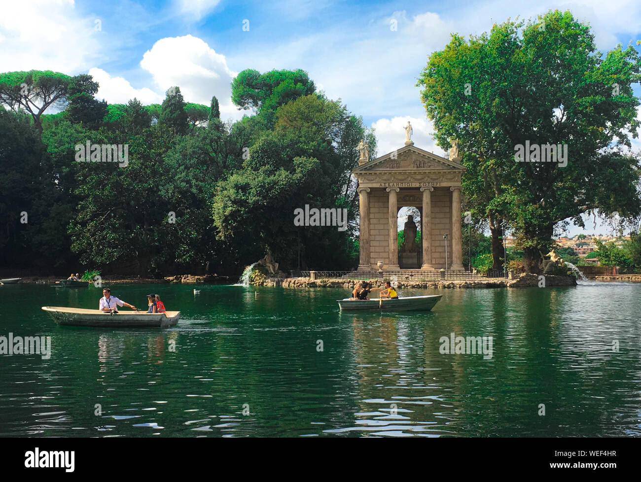Roma, Italia - paesaggio tranquillo con barca Foto Stock
