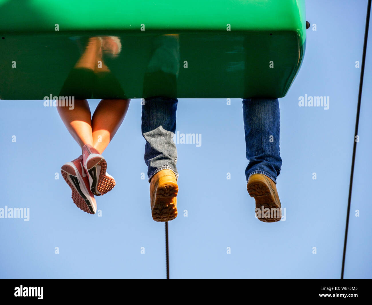 Gambe penzolanti da Sky Glider ride. 2019 Illinois State Fair carnevale. Foto Stock