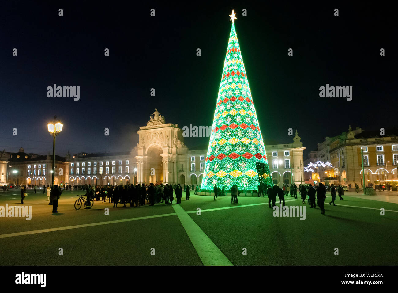 Lisbona albero di Natale di notte, Praca do Comercio (Terreiro do Paco), Lisbona, Portogallo Foto Stock