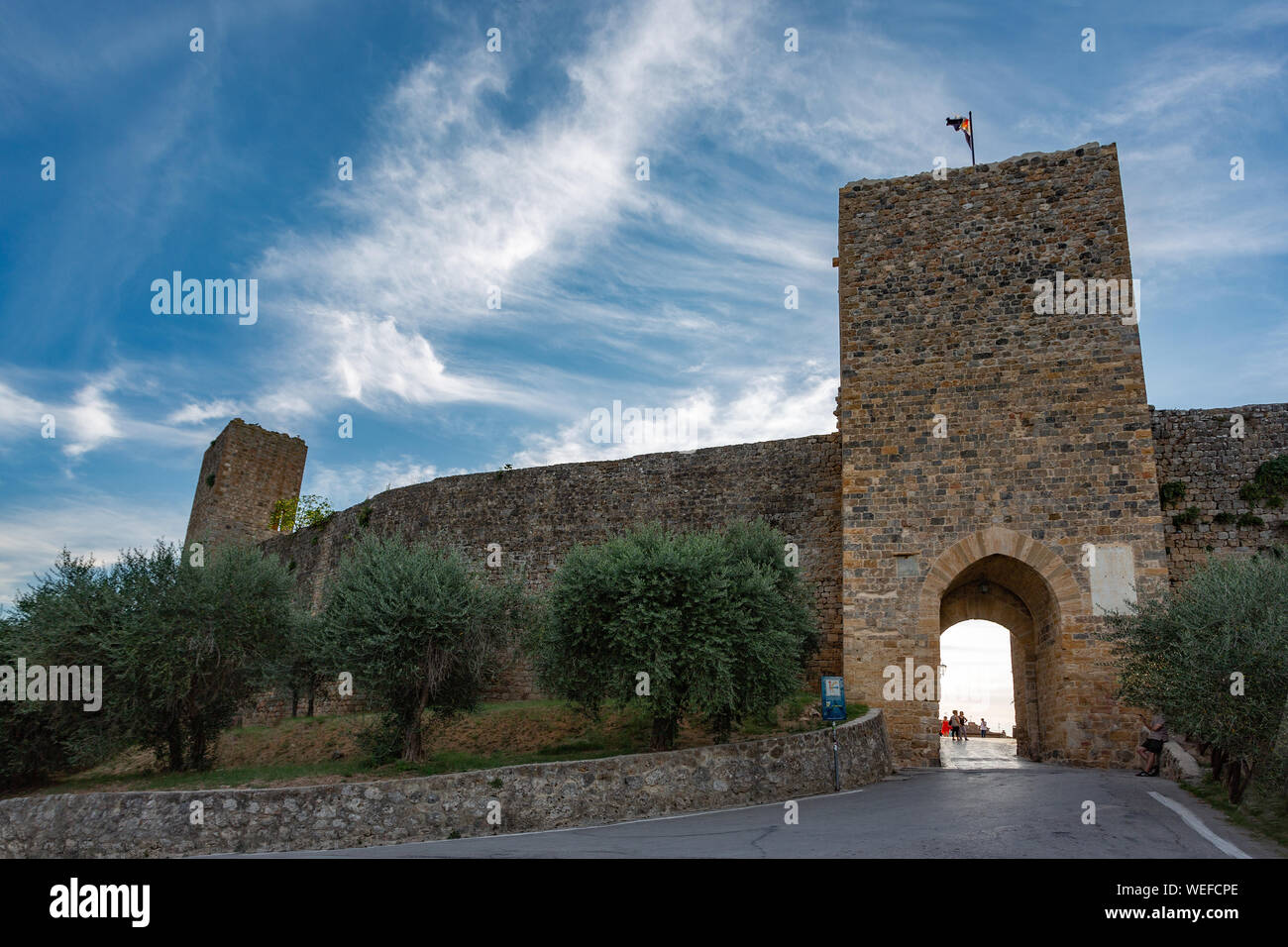 Porta Franca della cinta muraria medievale di Monteriggioni in Toscana, Italia Foto Stock