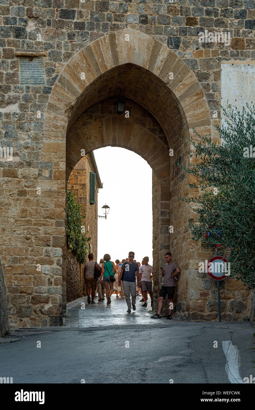 Porta Franca della cinta muraria medievale di Monteriggioni in Toscana, Italia Foto Stock