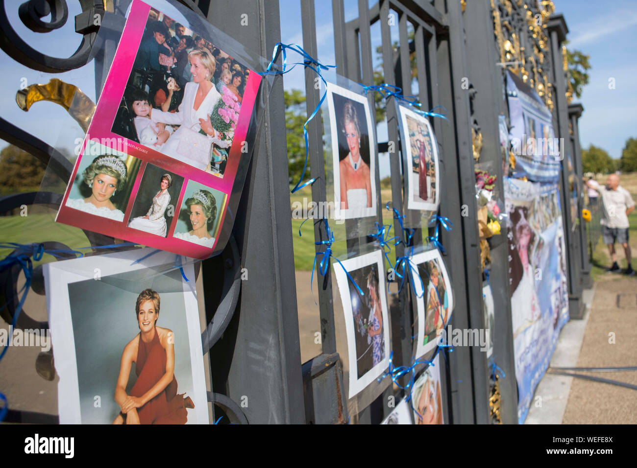 I poster e le foto della principessa Diana attaccato alle porte fuori Kensington Palace a Londra, come l anniversario della sua morte è previsto essere segnato dalla famiglia, amici e fans sabato. Foto Stock