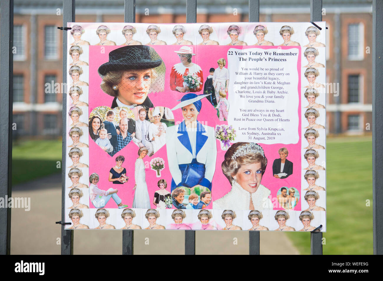 I poster e le foto della principessa Diana attaccato alle porte fuori Kensington Palace a Londra, come l anniversario della sua morte è previsto essere segnato dalla famiglia, amici e fans sabato. Foto Stock
