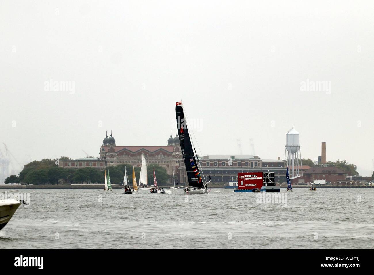 Il carbonio produca floating billboard saluta Greta Thunberg dell'arrivo, New York, Stati Uniti d'America Foto Stock