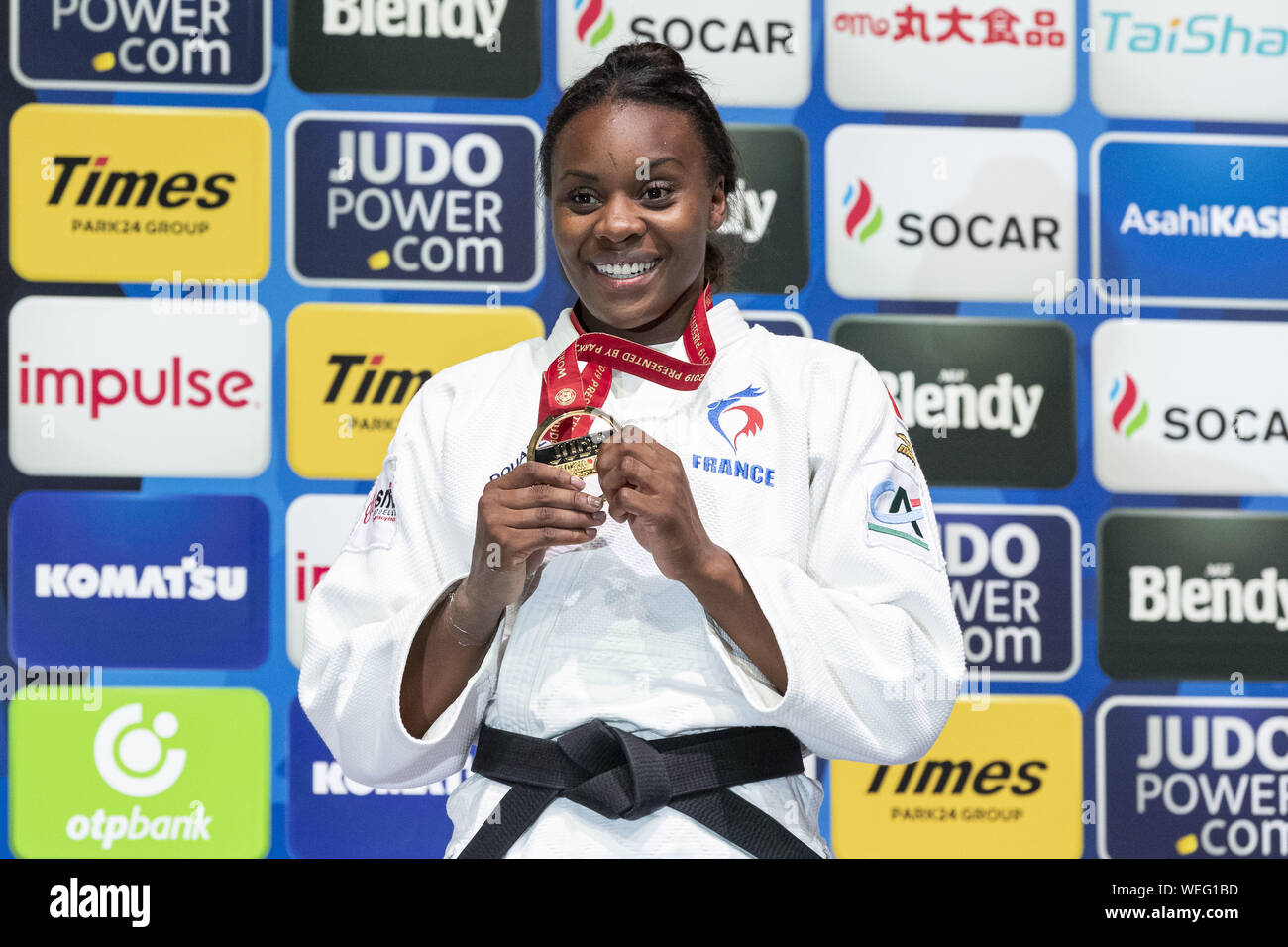 Tokyo, Giappone. Il 30 agosto, 2019. Medaglia d'oro Madeleine Malonga di Francia pone per le telecamere durante la cerimonia di premiazione della donna -78kg categoria al mondo campionati di Judo Tokyo 2019 nel Nippon Budokan. Il mondo dei campionati di Judo Tokyo 2019 si terrà dal 25 agosto al 1 settembre. Credito: Rodrigo Reyes Marin/ZUMA filo/Alamy Live News Foto Stock