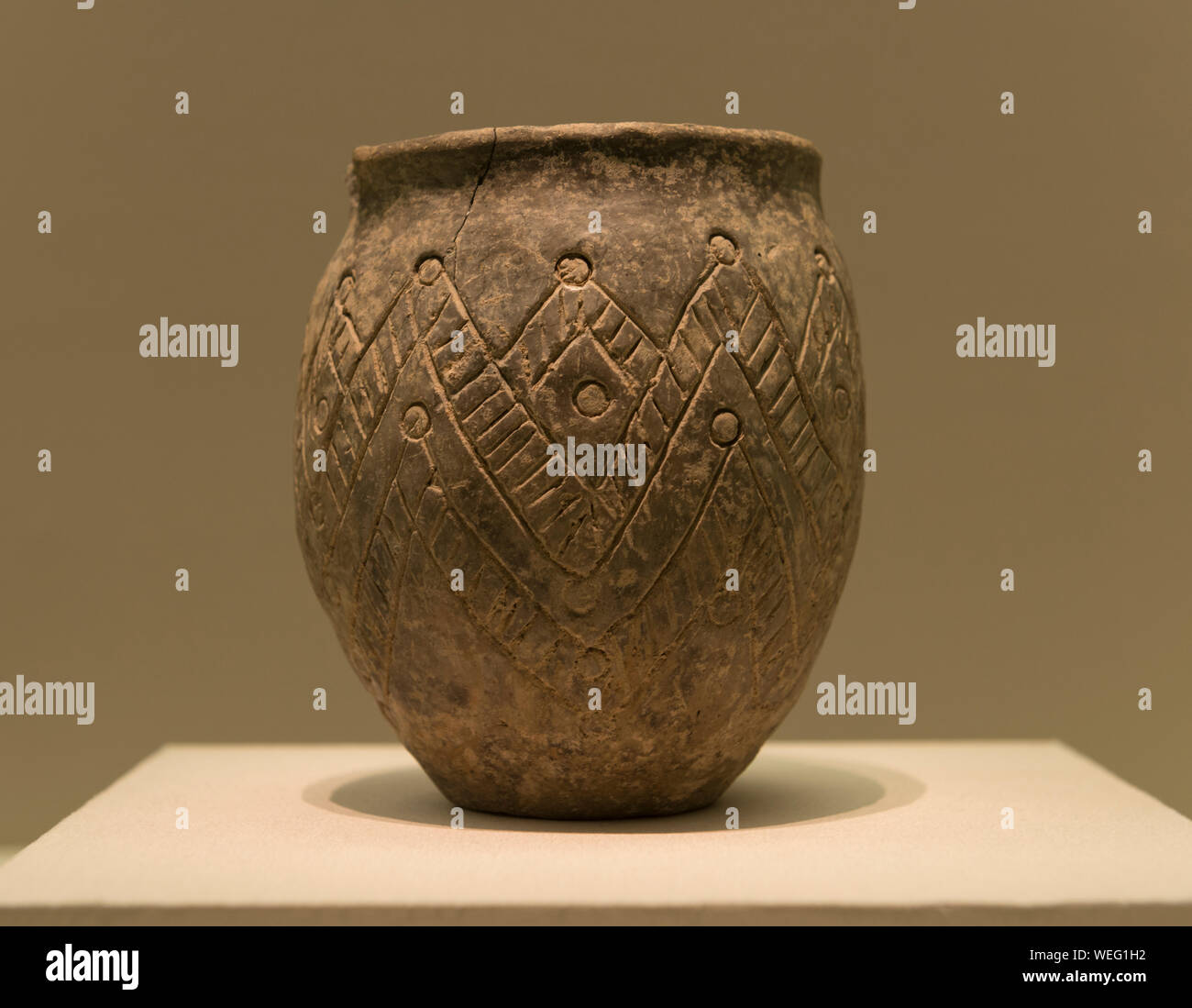 Disegno geometrico design jar. Il periodo di Stati belligeranti (475-221 BC) Il Xinjiang Uygur Regione Autonoma museo. Foto Stock