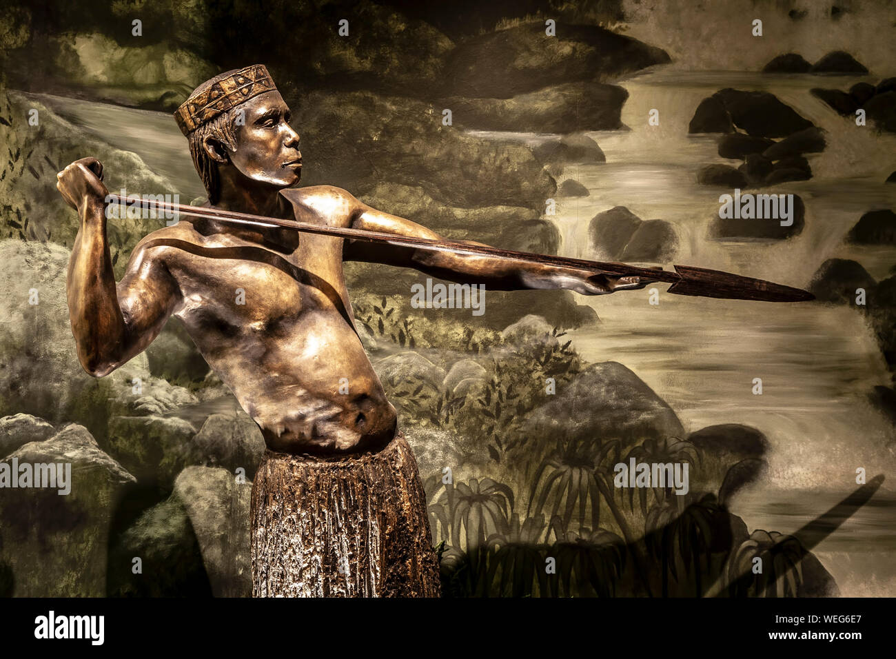 Statua della nativa americana con lancia, El Indio en America/l'Indiano in America mostra, Museo de las Americas, Old San Juan, Puerto Rico Foto Stock