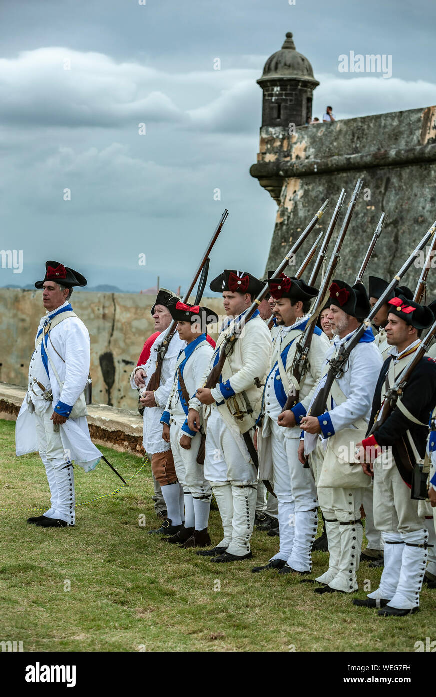 Reenactors militare indossa ca. tardo settecento uniformi, San Felipe del Morro Castle (1540S-1786), il Sito Storico Nazionale di San Juan, la vecchia San Juan, Puerto R Foto Stock