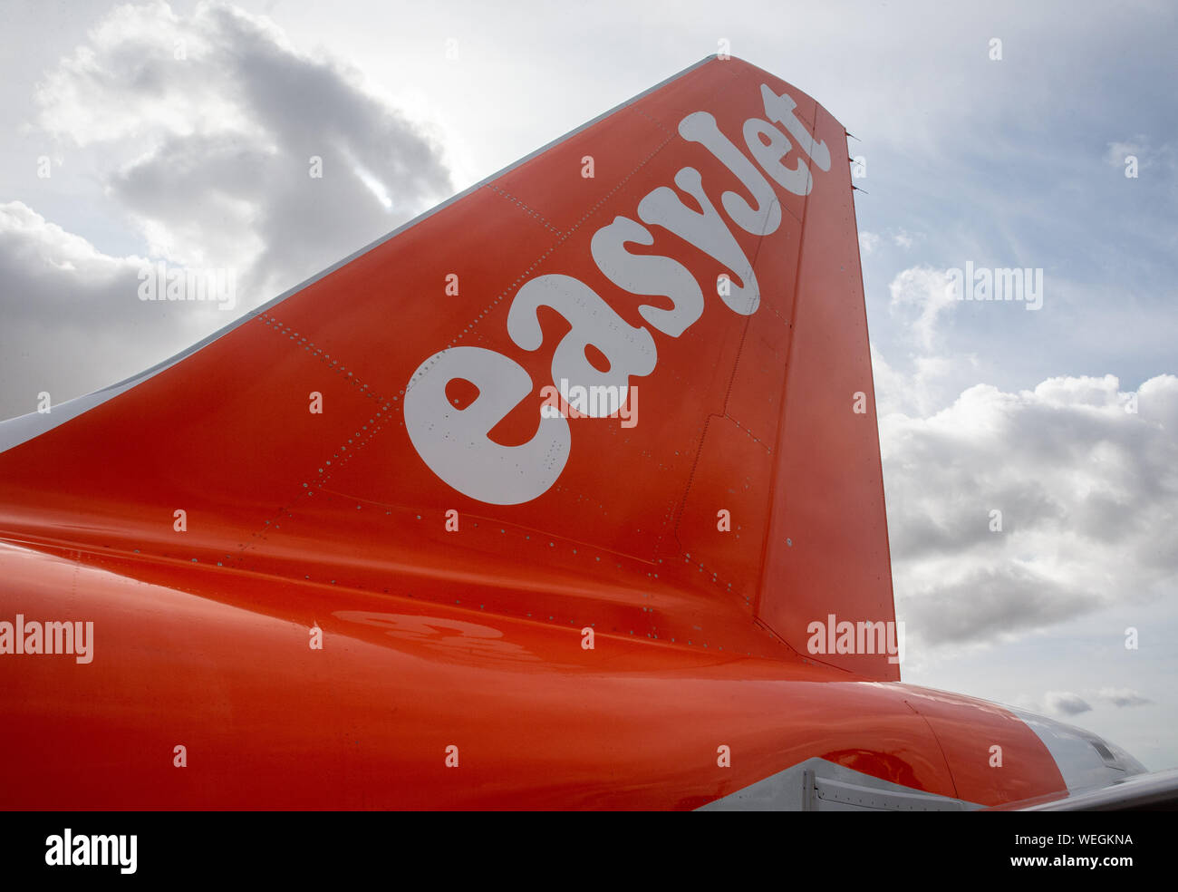 Easyjet Airbus aereo sulla pista di atterraggio all'Aeroporto di Luton. Passeggeri prima di volare a Belfast International Airport. Foto Stock