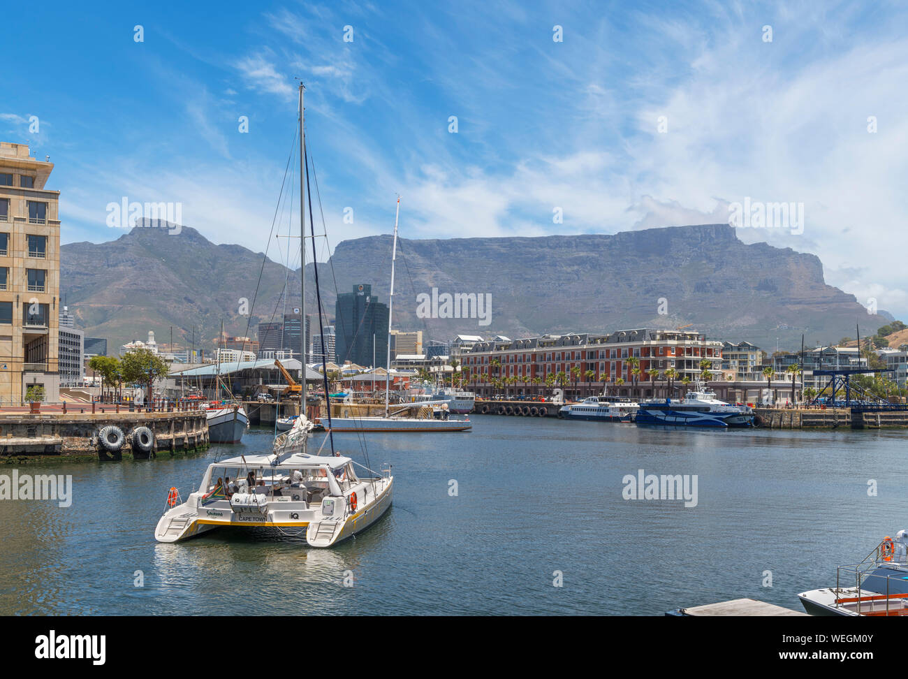 Porto al V & A Waterfront con Table Mountain in background, Cape Town, Western Cape, Sud Africa Foto Stock