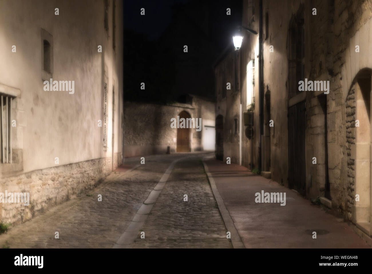 Scena di strada di notte nel quartiere storico di Beaune, Borgogna, Francia Foto Stock