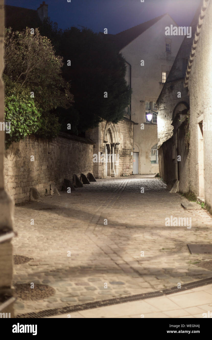 Scena di strada di notte nel quartiere storico di Beaune, Borgogna, Francia Foto Stock
