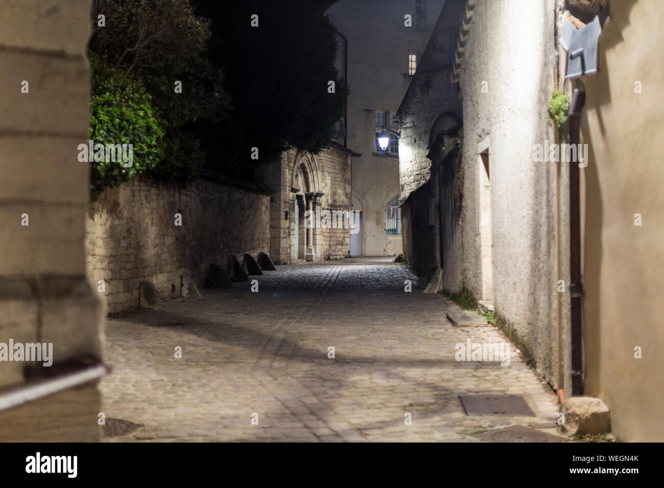 Scena di strada di notte nel quartiere storico di Beaune, Borgogna, Francia Foto Stock