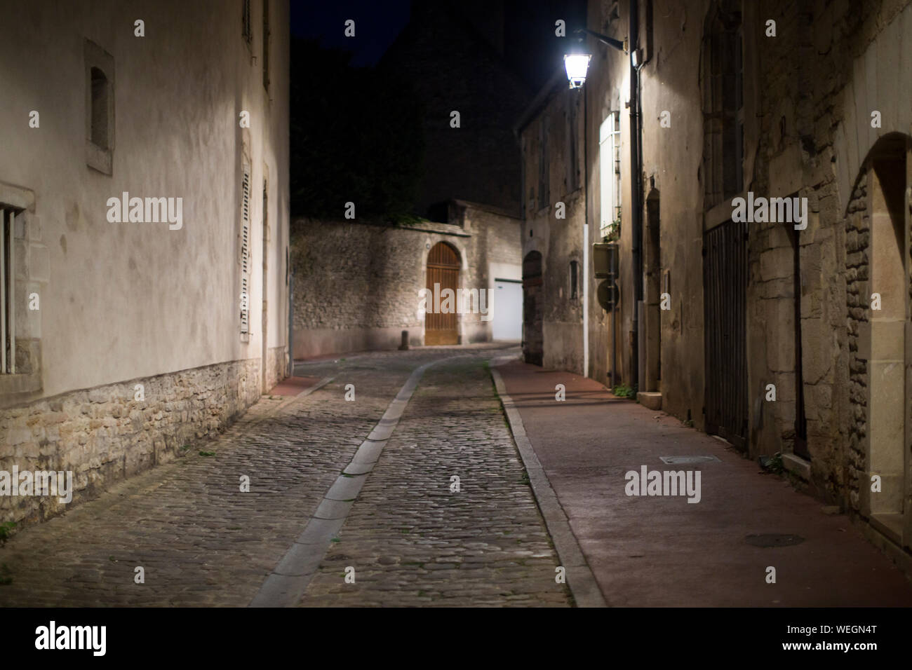 Scena di strada di notte nel quartiere storico di Beaune, Borgogna, Francia Foto Stock