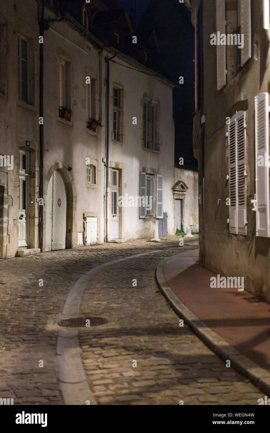 Scena di strada di notte nel quartiere storico di Beaune, Borgogna, Francia Foto Stock