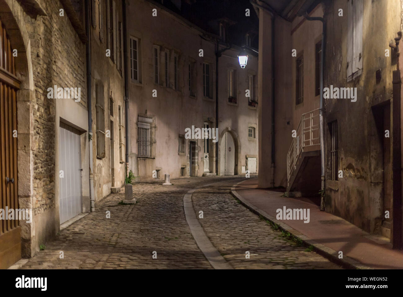 Scena di strada di notte nel quartiere storico di Beaune, Borgogna, Francia Foto Stock