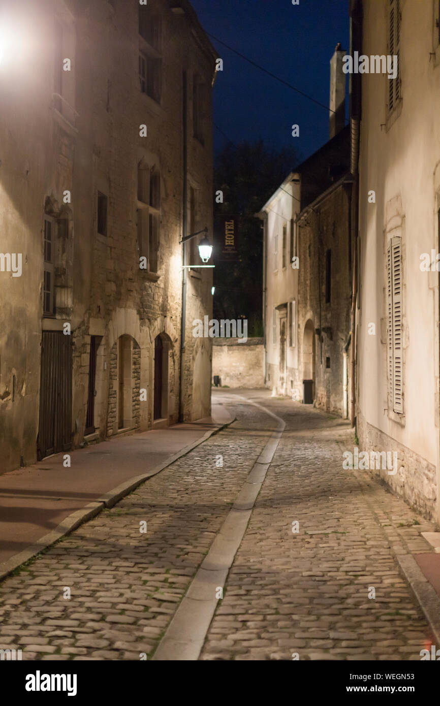 Scena di strada di notte nel quartiere storico di Beaune, Borgogna, Francia Foto Stock