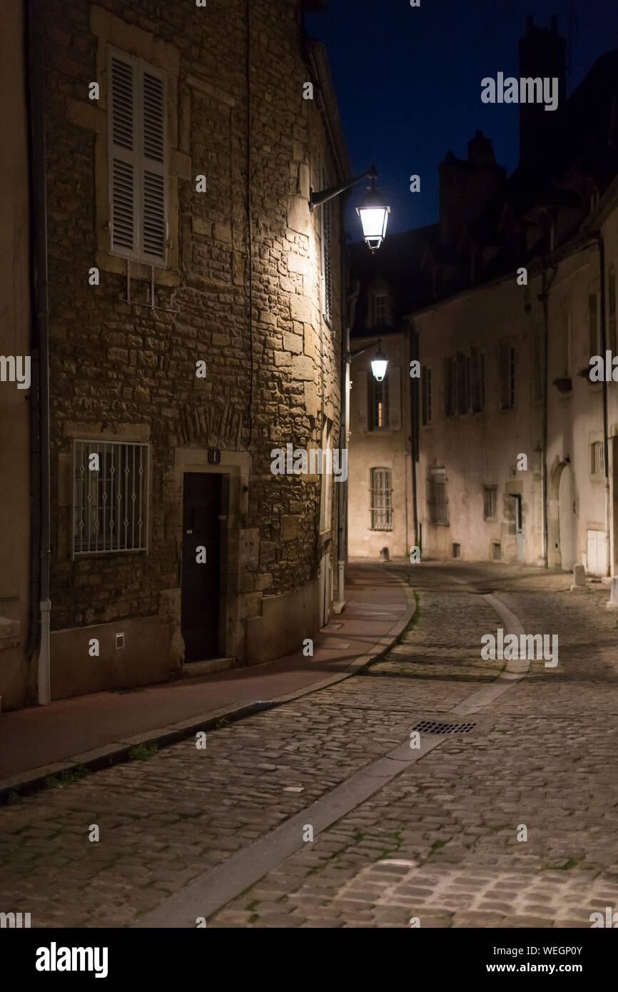 Scena di strada di notte nel quartiere storico di Beaune, Borgogna, Francia Foto Stock