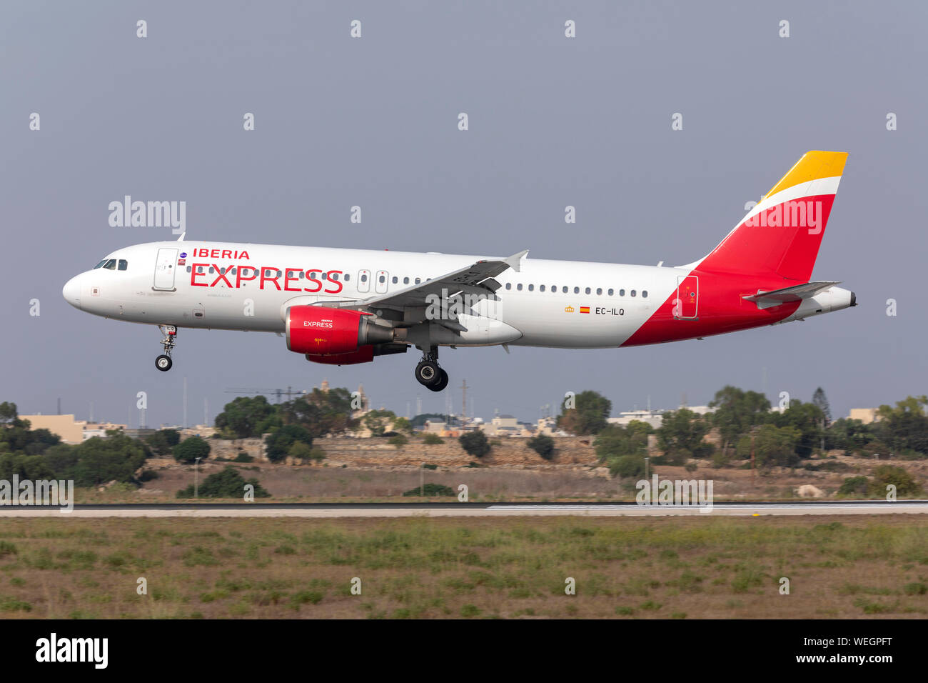 Iberia Express Airbus A320-214 (Ce-ILQ) sulla pista finali 31. Foto Stock
