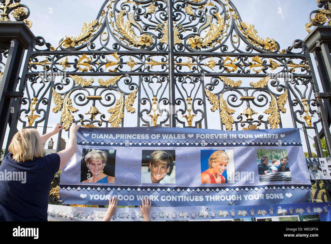 Un poster di Diana, Principessa del Galles è posto su porte di Kensington Palace a Londra, come l anniversario della sua morte è previsto essere segnato dalla famiglia, amici e fans sabato. Foto Stock