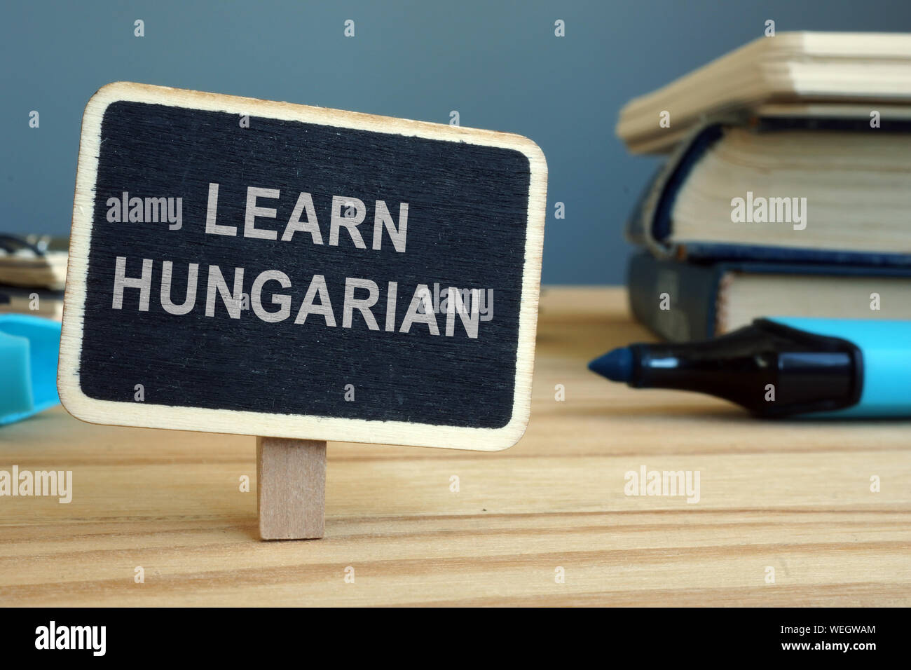 Imparare la lingua ungherese iscrizione sul listone nero. Foto Stock