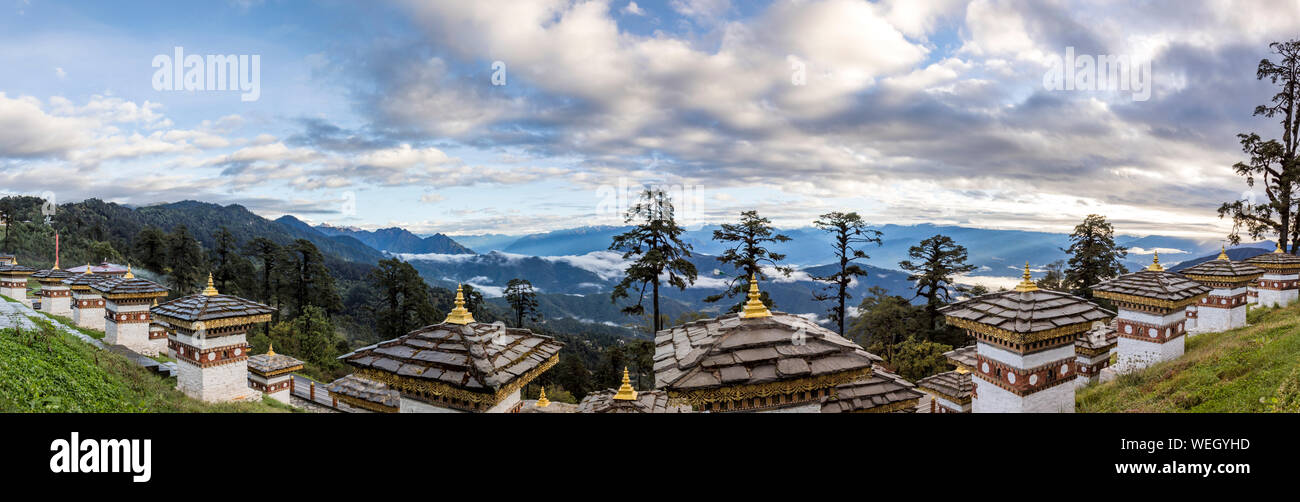 Gli stupa (chortens) e montagne a Dochu La, il mountain pass tra Thimphu e centrale e a est il Bhutan, panorama Foto Stock
