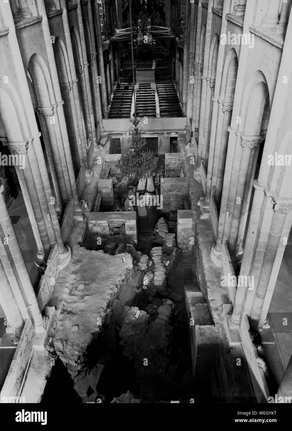 EXCAVACIONES ARQUEOLOGICAS EN EL INTERIOR DE LA CATEDRAL CON RISTORANTI DE LA NECROPOLI HISPANO ROMANA SUEVICA Y Y DE LA IGLESIA DE ALFONSO III EL MAGNO. Posizione: CATEDRAL-interno. SANTIAGO DE COMPOSTELA. La Coruña. Spagna. Foto Stock