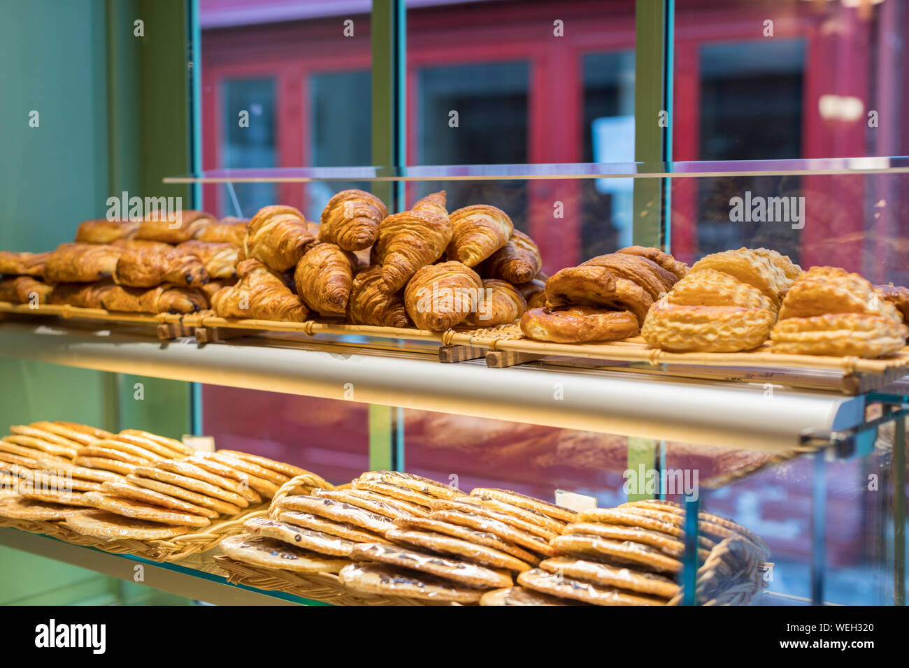 Croissant e altri prodotti cotti in un forno a Montmartre, Paris, Francia Foto Stock