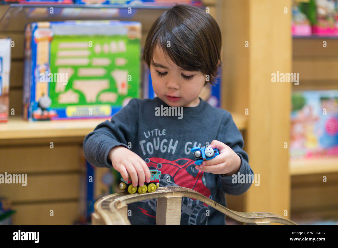 6 anno vecchio ragazzo, mista aspetto asiatici, giocando con il modello di treno, San Jose, California Foto Stock