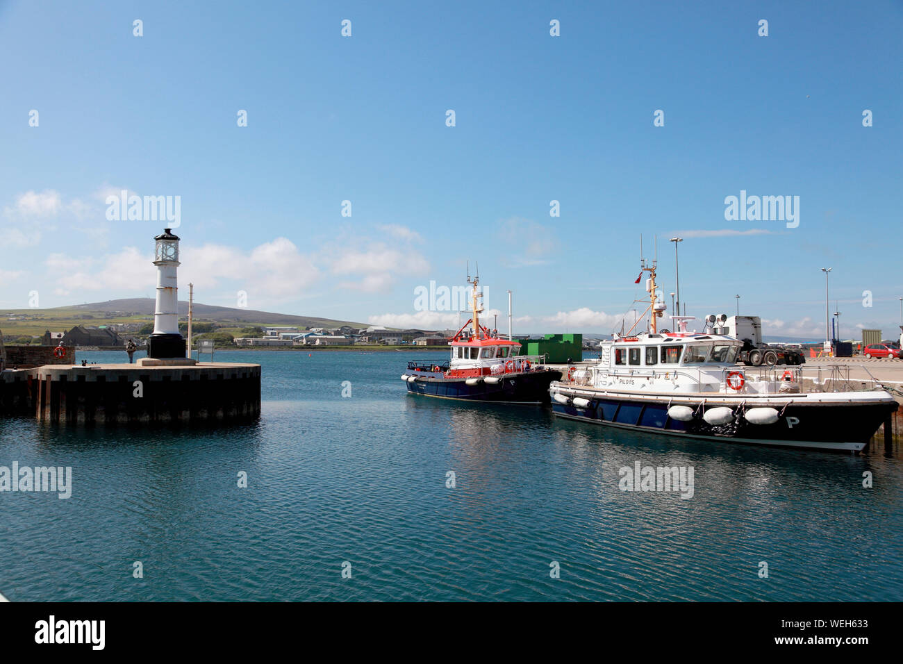 Barche nel porto di Kirkwall, isole Orcadi, Scozia Foto Stock