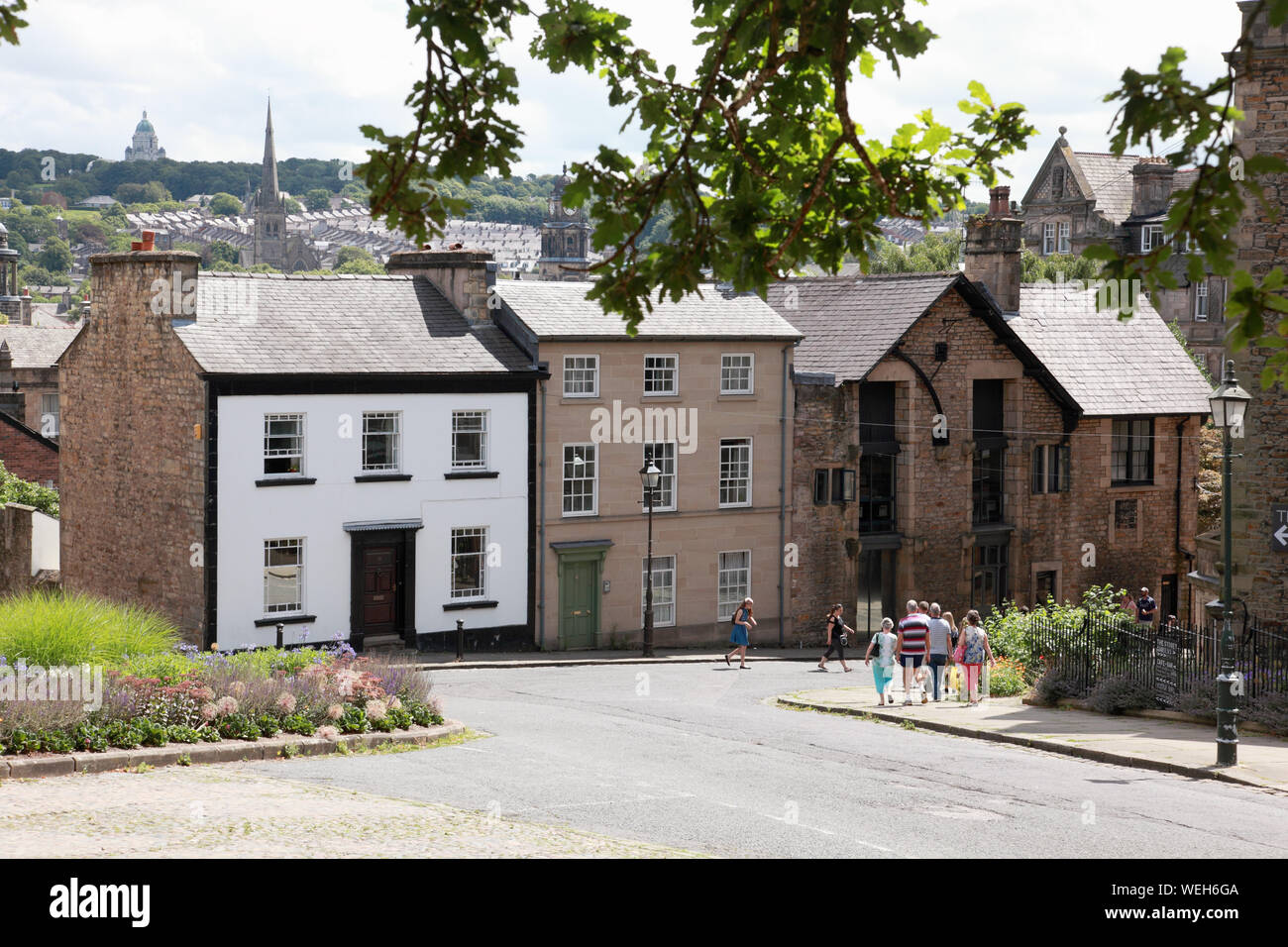 Case sulla Collina del Castello in Lancaster, una zona storica vicino al Castello, affacciato sulla cattedrale di Lancaster e Ashton Memorial Foto Stock