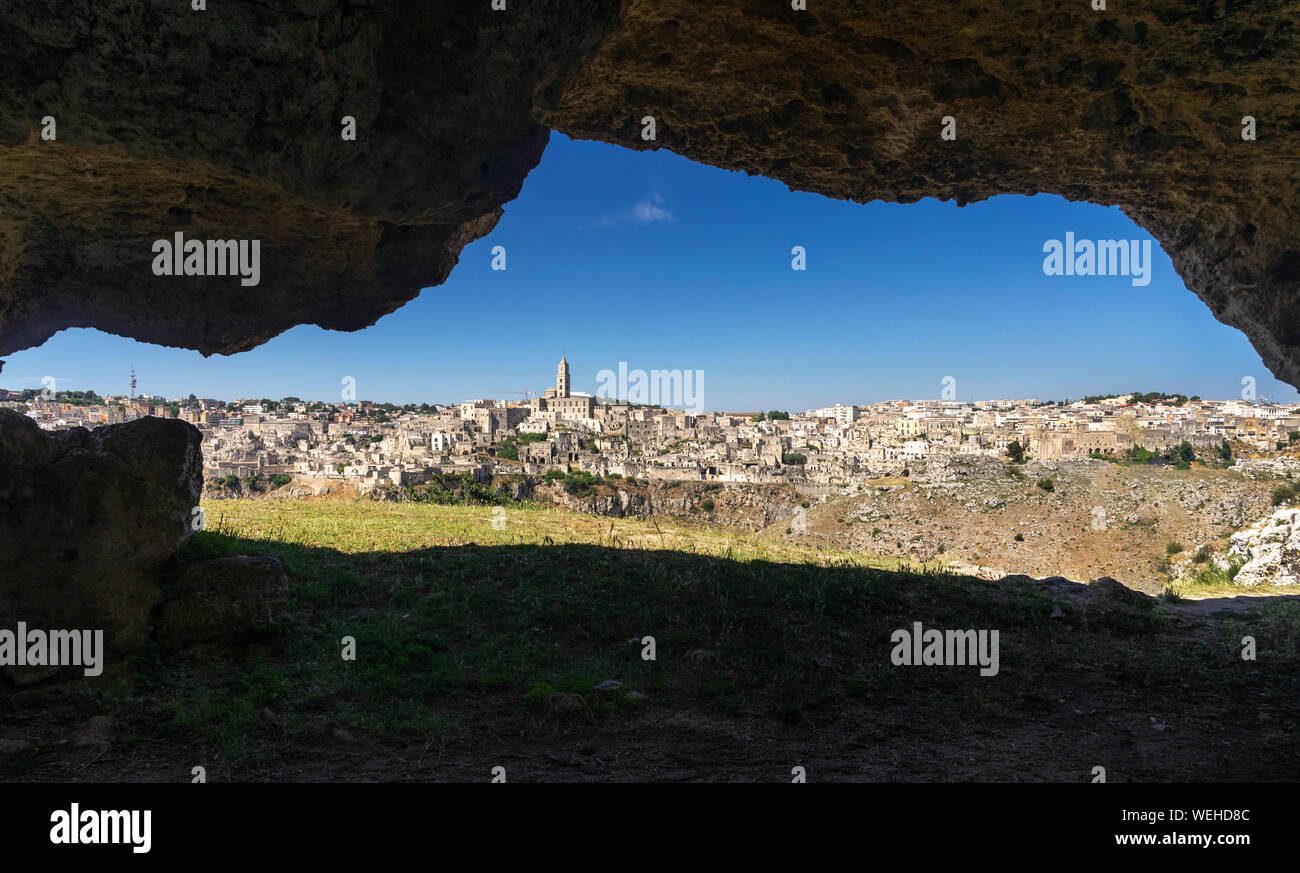 Guardando alla città di Matera dalle chiese rupestri, grotte, attraverso la gola, Basilicata, Italia Meridionale Foto Stock