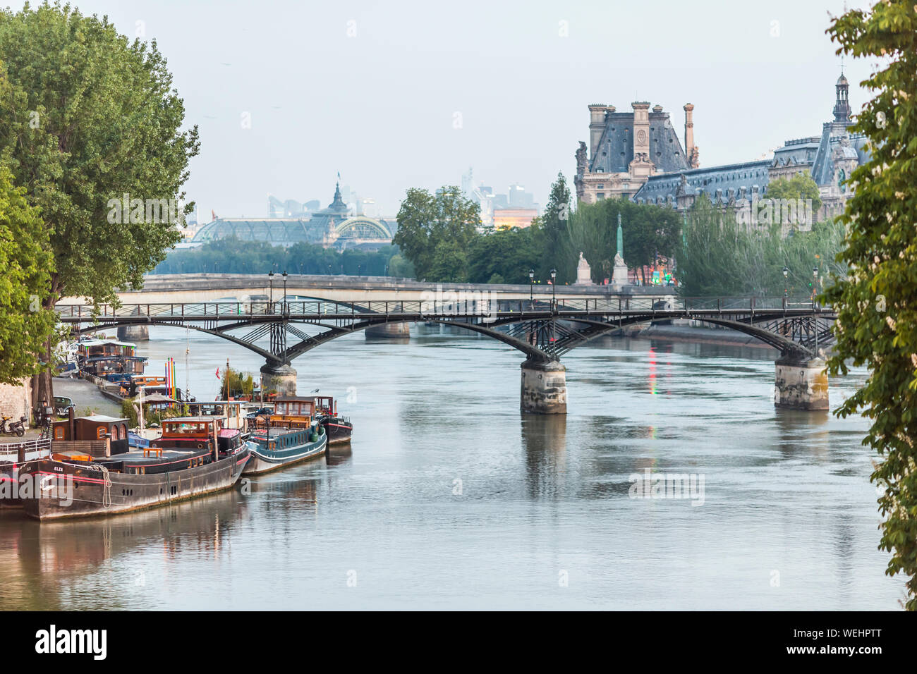 La Senna e Pont des Arts, barche, al Louvre e al Grand Palais di Parigi, Francia Foto Stock