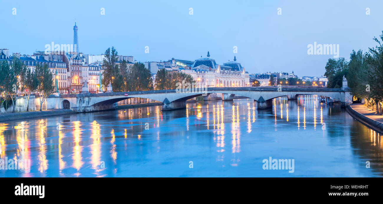 Senna, Pont du giostra, la Torre Eiffel e i riflessi delle luci, Parigi, Francia Foto Stock