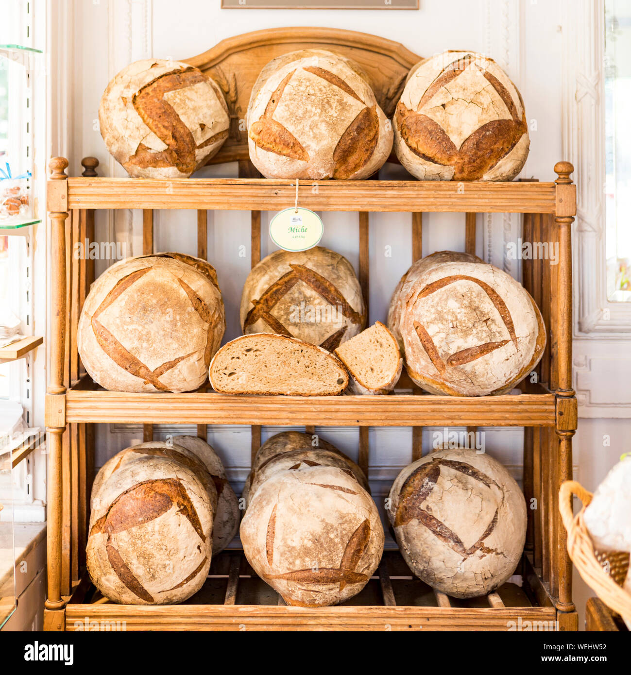 Il pane in un panificio di Parigi, Francia Foto Stock