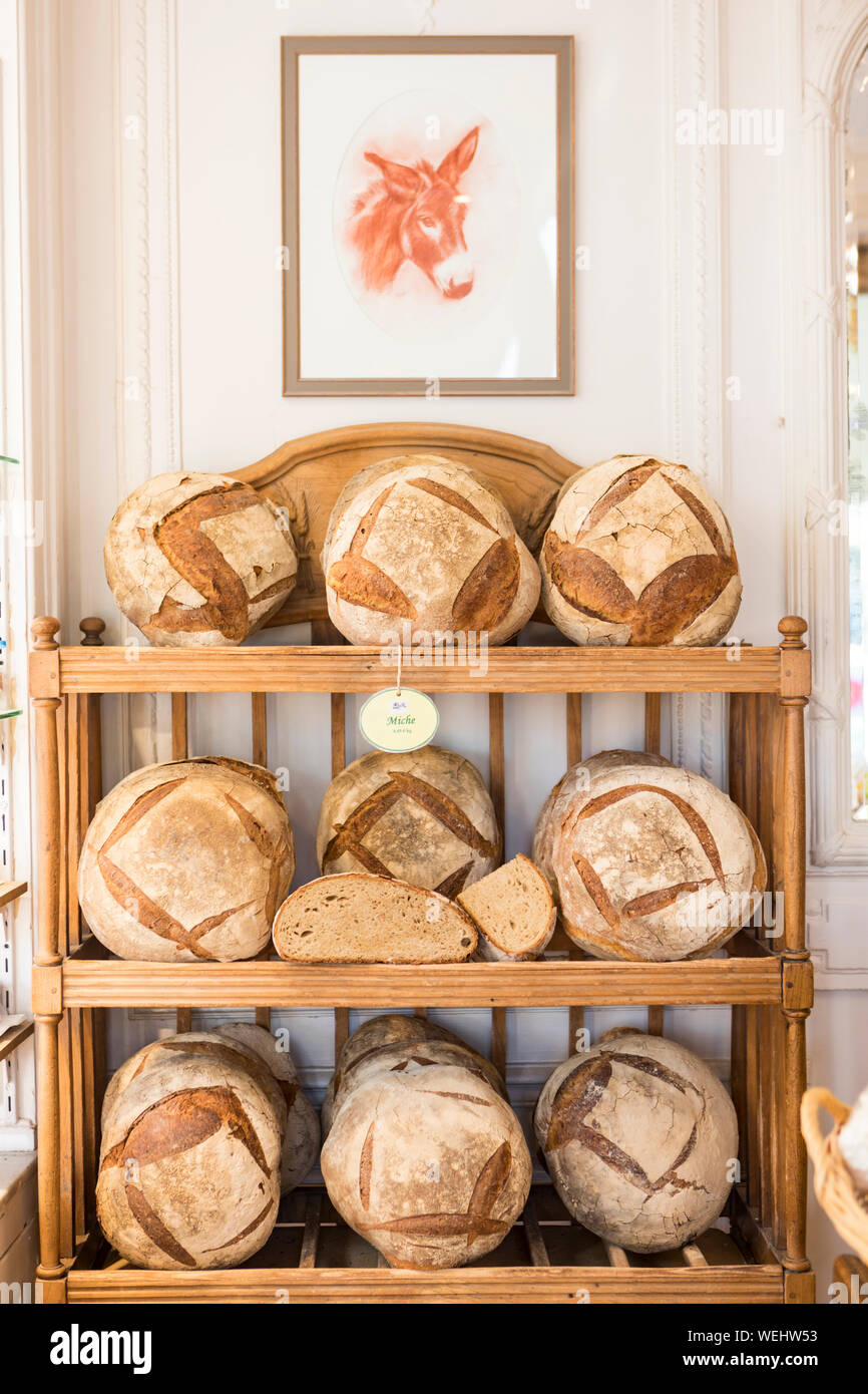 Il pane in un panificio di Parigi, Francia Foto Stock