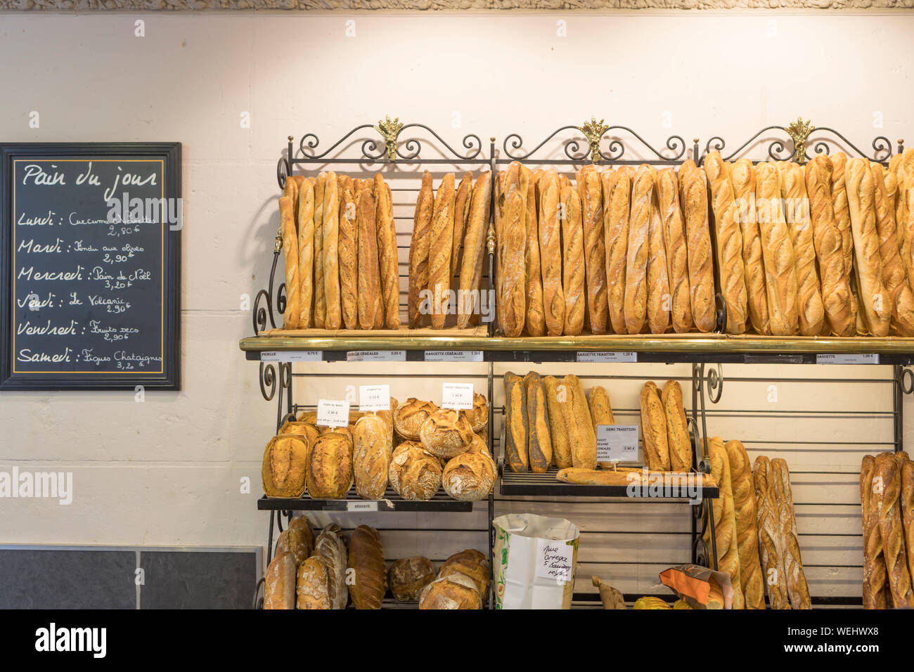 Baguette di pane un negozio a Parigi, Francia Foto Stock