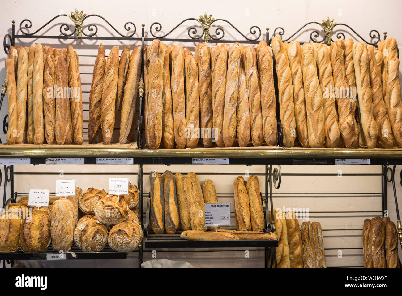Baguette di pane un negozio a Parigi, Francia Foto Stock