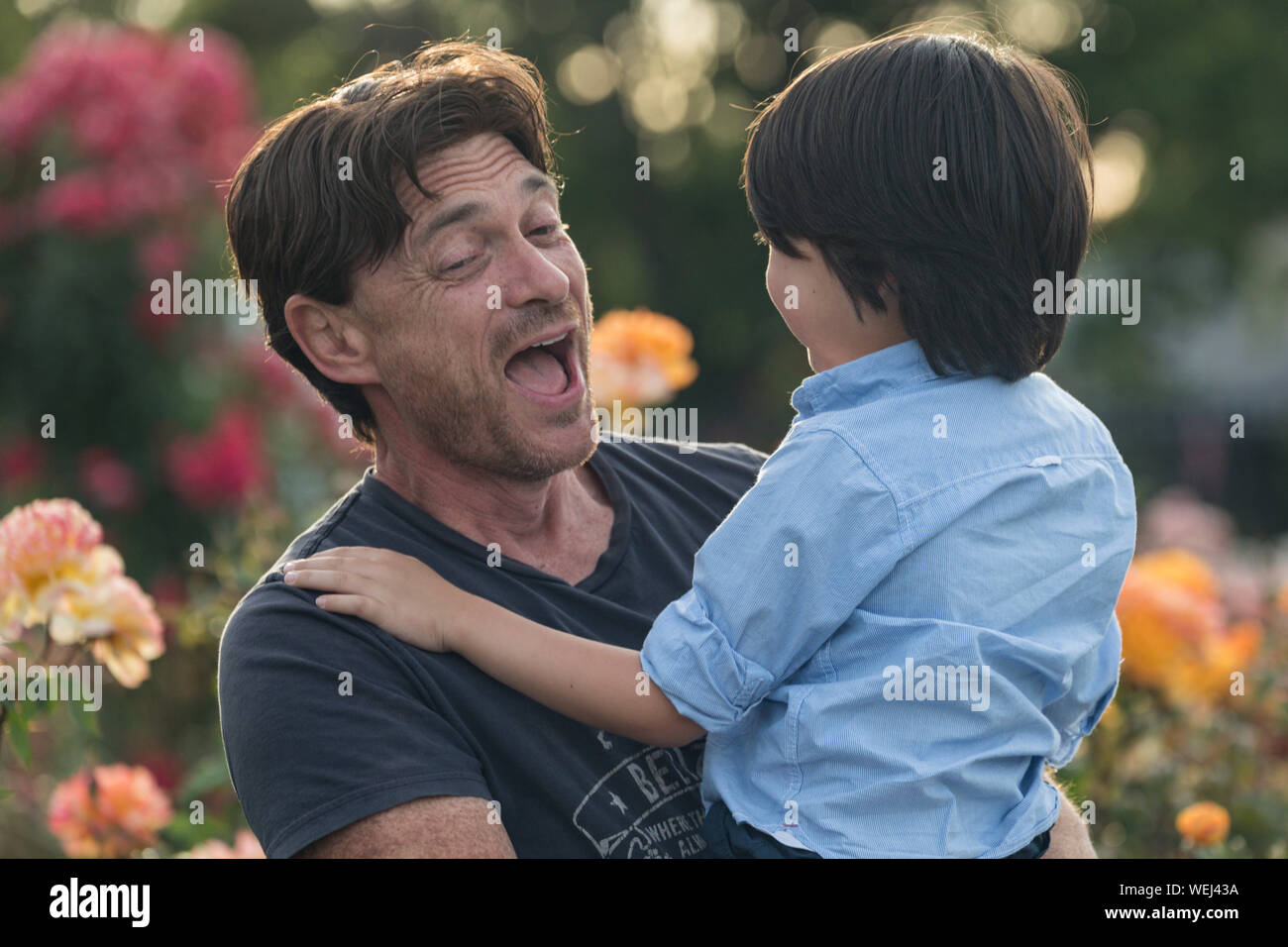Padre caucasica azienda mista asiatica etnica 5 anno-vecchio figlio, sia felice, San Jose, California Foto Stock