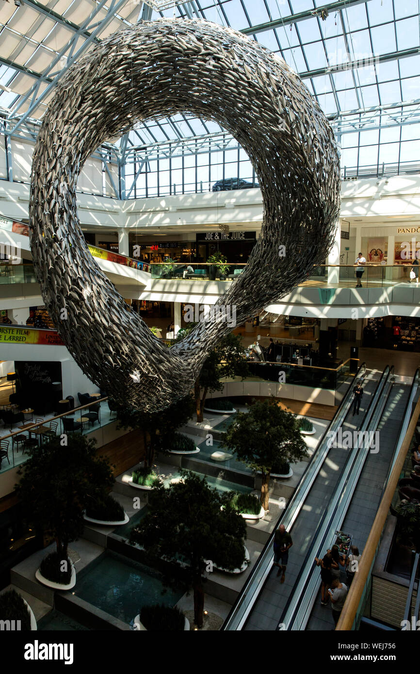 Grande scultura nel centro commerciale Fisketorvet a Copenhagen, in Danimarca. La scultura rappresenta un sciame di aringa che è correlata alla vicina stretto Øresund, dove le aringhe erano presenti in quantità estreme e divenne la base per lo sviluppo economico della regione. Foto Stock