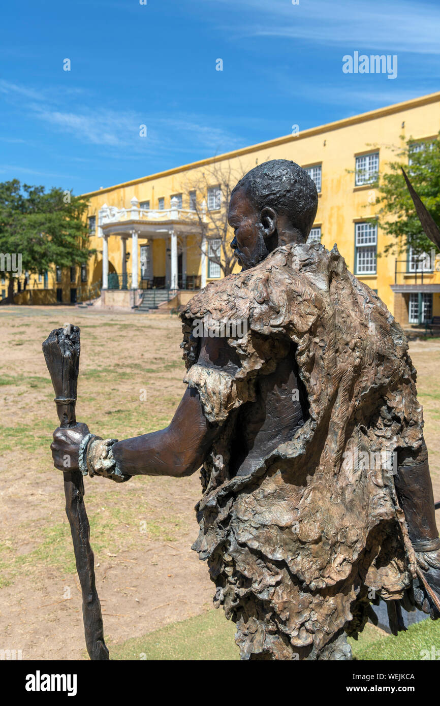 Statua di bronzo di Matsebe Sekukuni, re dei pazienti pediatrici di persone, nel cortile del Castello di Buona Speranza, Cape Town, Western Cape, Sud Africa Foto Stock