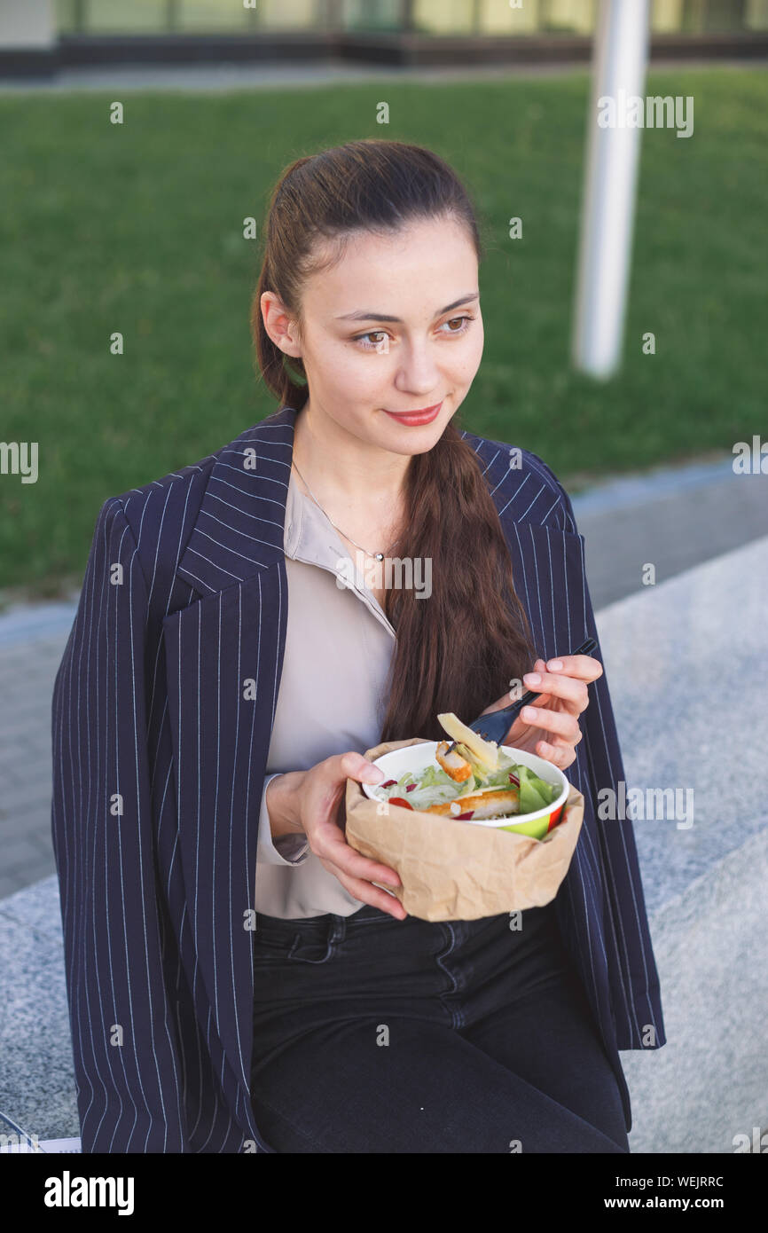 Business donna non vuole mangiare un insalata con carne Foto Stock