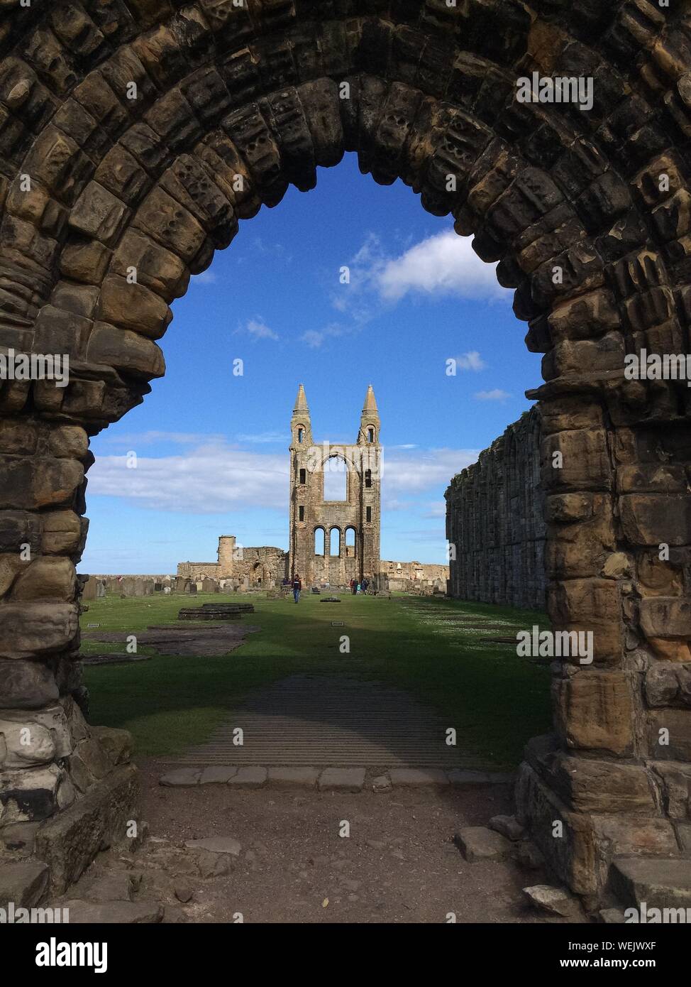 La rovina di St Andrews Cattedrale contro Sky Foto Stock