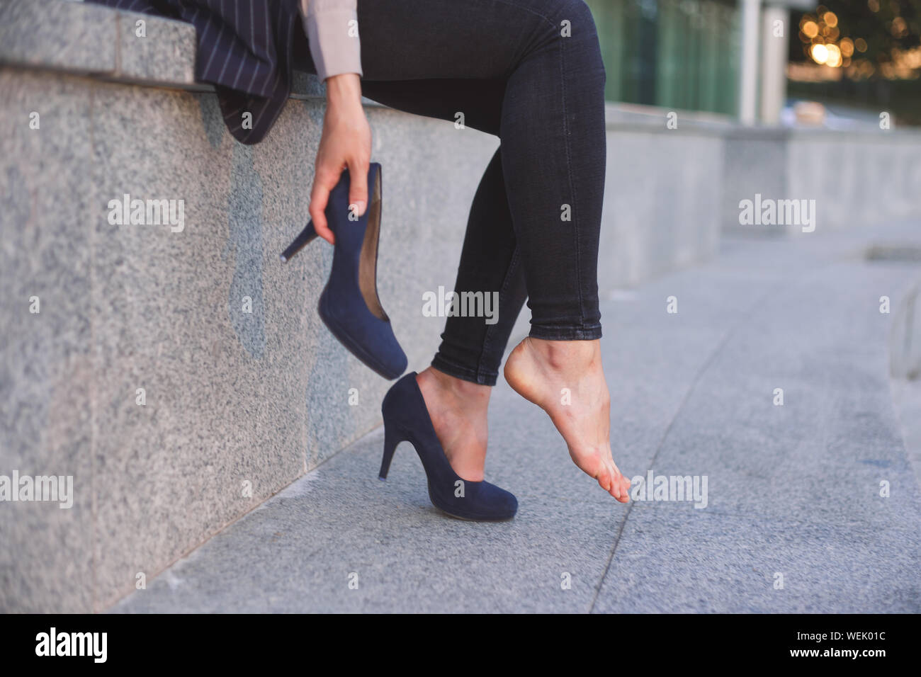 Gambe femmina stanco dei tacchi Foto Stock