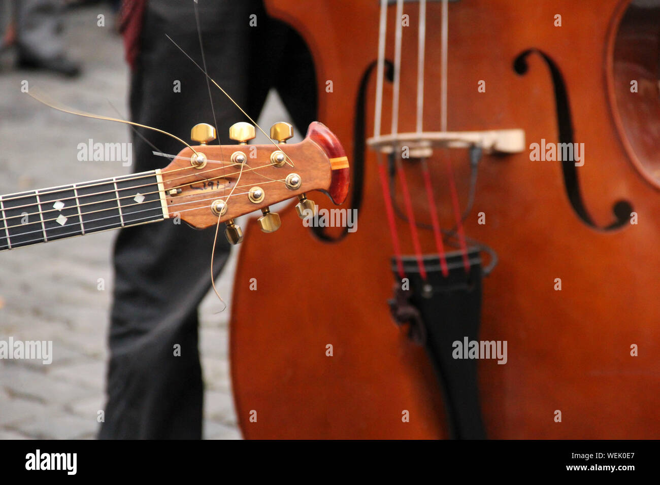 Broken violoncello rotto Immagini e Fotos Stock - Alamy